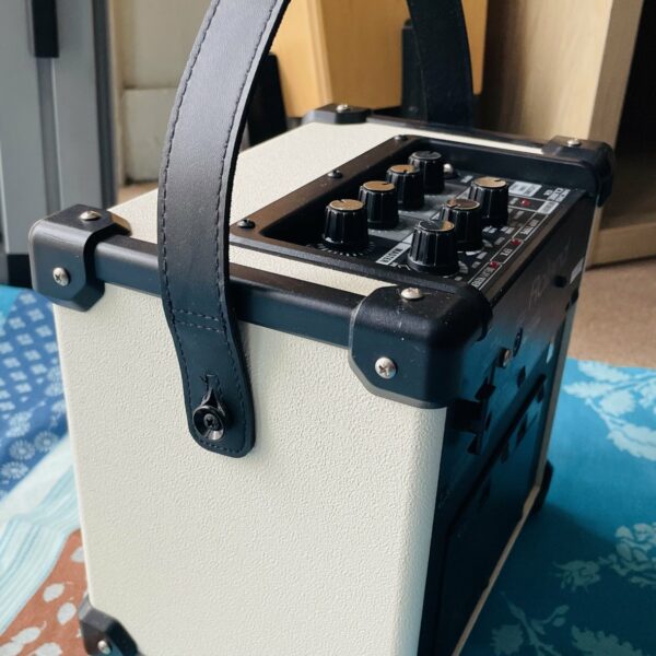Ampli guitare Roland Micro Cube GX white n°A4F2099, alim Roland – Image 4