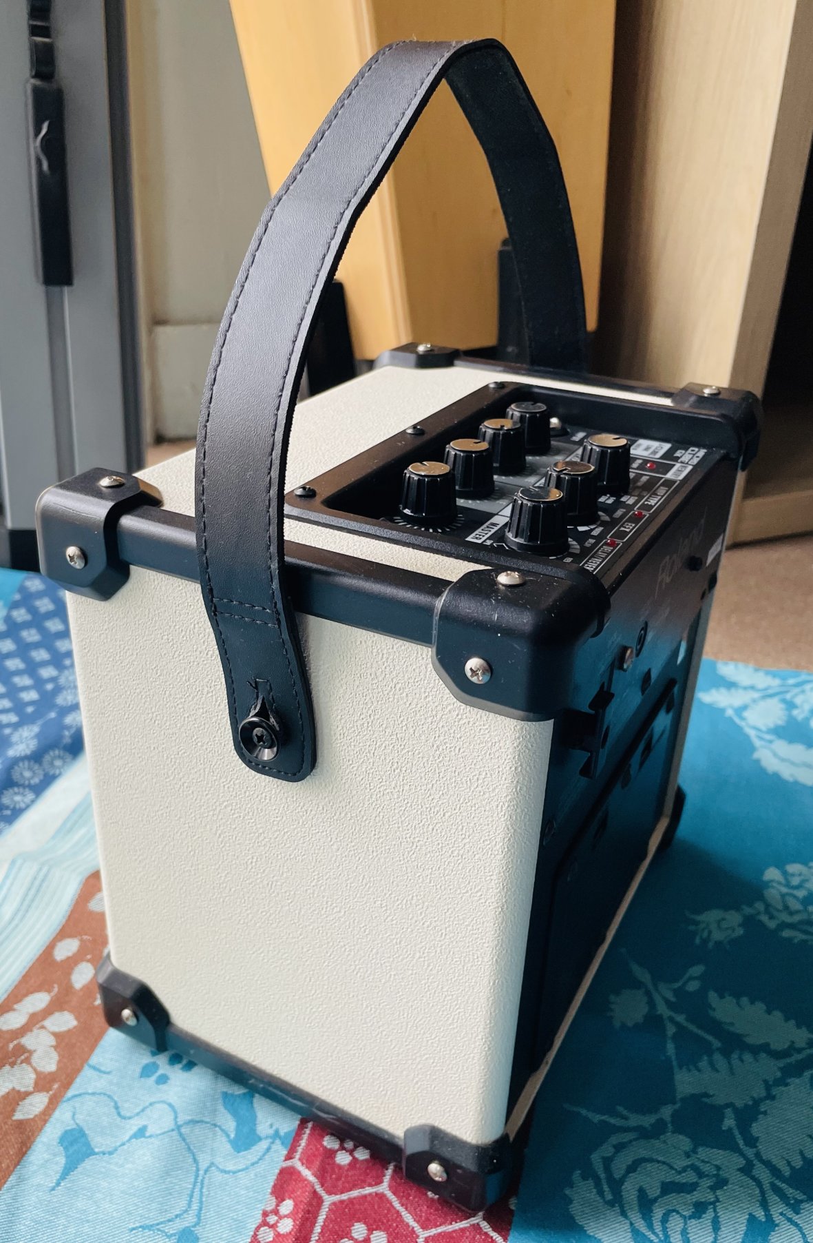 Ampli guitare Roland Micro Cube GX white n°A4F2099, alim Roland – Image 4