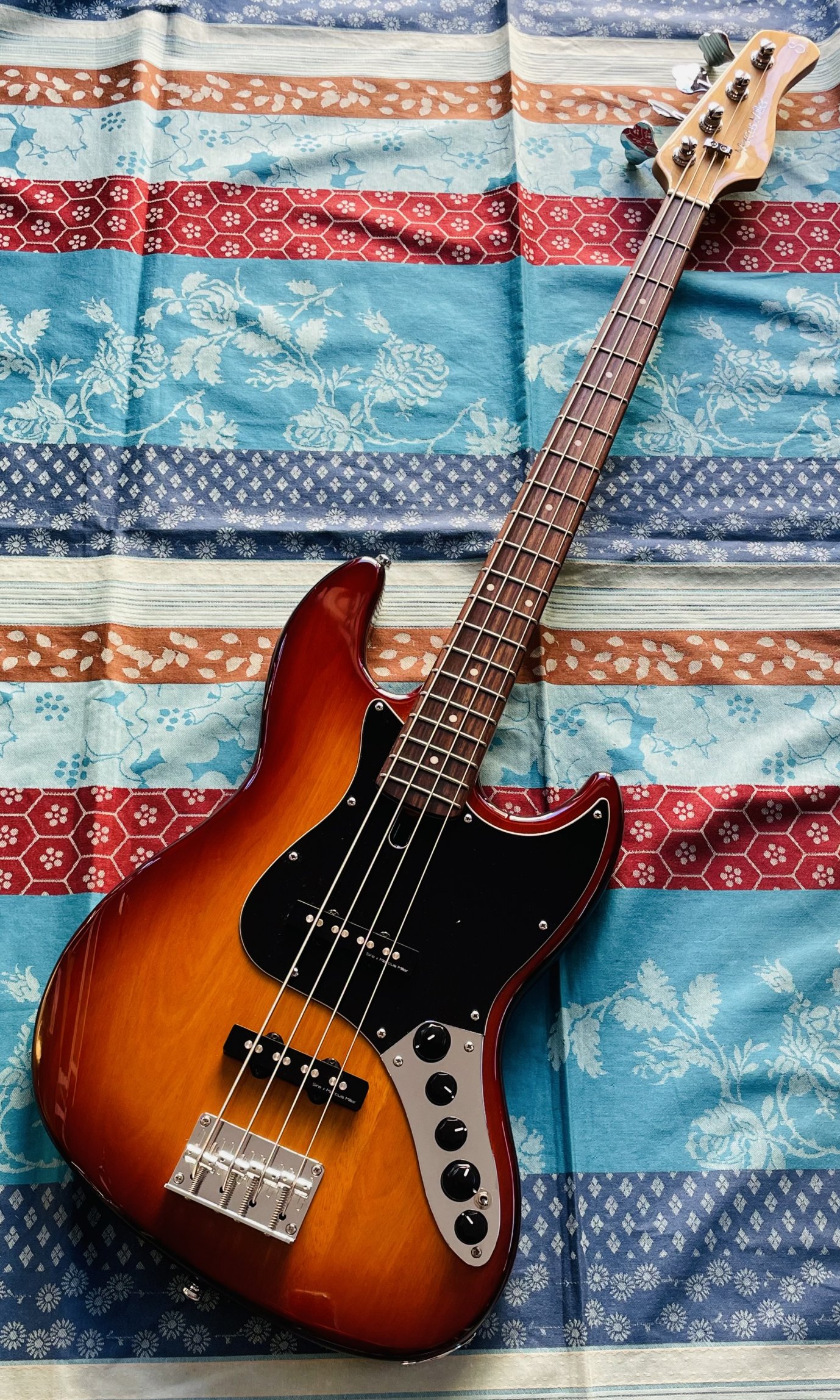 Basse électrique active Sire Marcus Miller V3 TS 2GEN tobacco sunburst n°2N18513794 (Indonésie)
