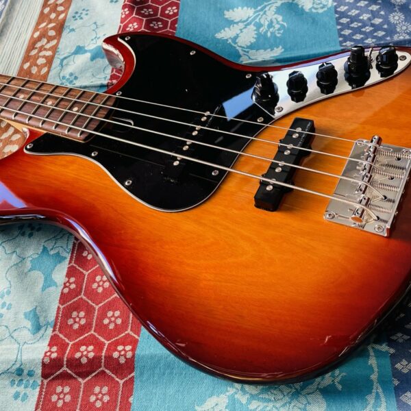 Alternative view of Basse électrique active Sire Marcus Miller V3 TS 2GEN tobacco sunburst n°2N18513794 (Indonésie)