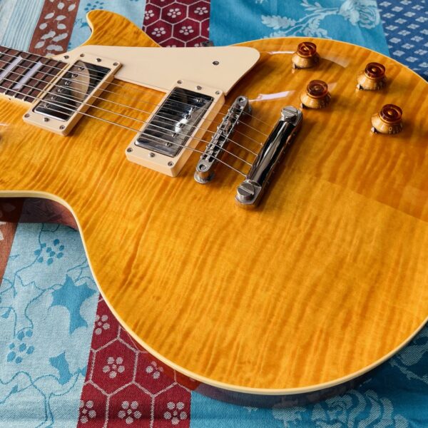 Alternative view of Guitare électrique Tokai Les Paul LS136 honey burst n°2042498 (Japan), housse